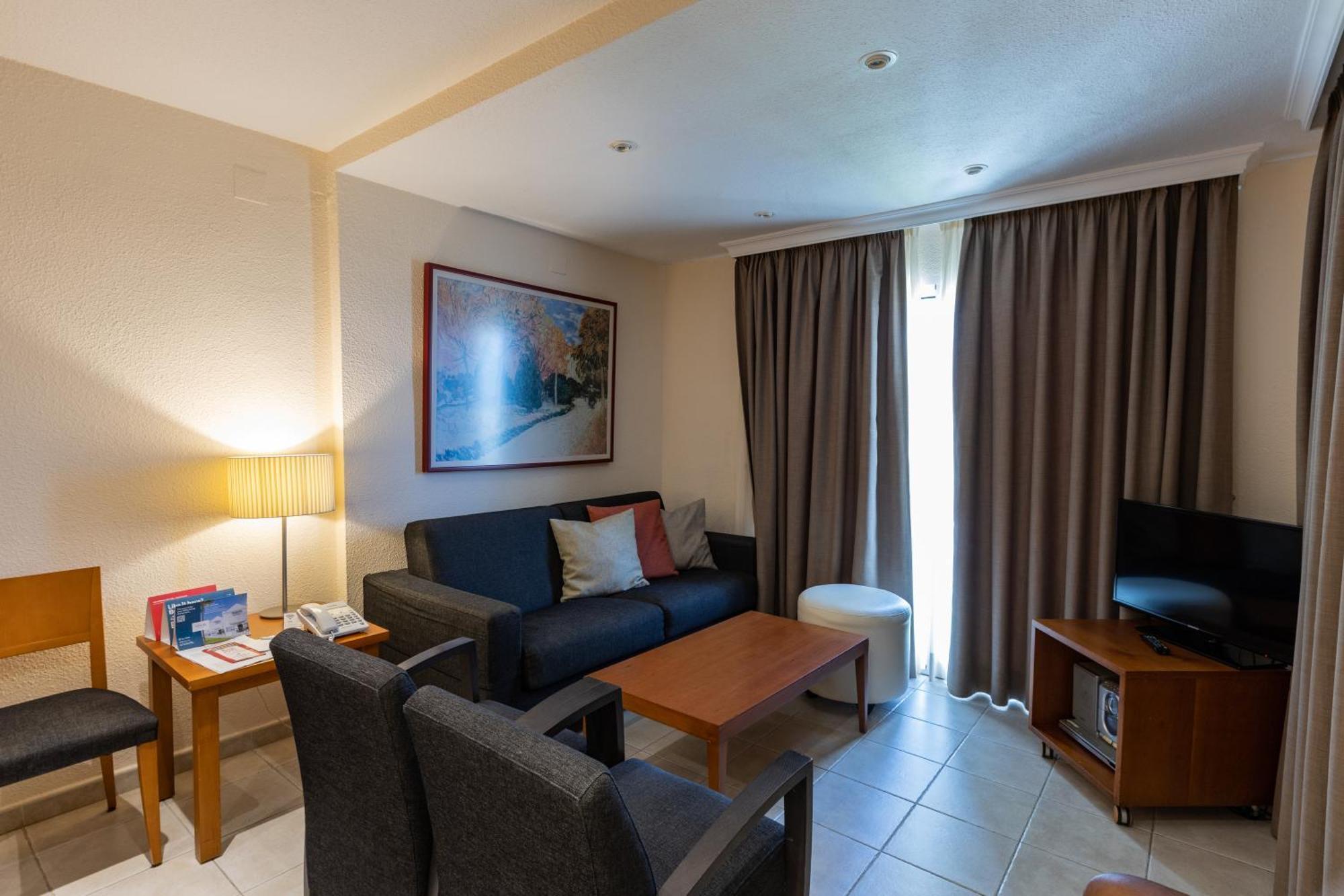 Ramada Hotel & Suites By Wyndham Costa Del Sol Фуэнхирола Экстерьер фото